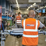 Arbeiter in einer Werkshalle der BLG-Logistic Group in Bremen