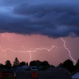 Blitze zucken über die Bremer Neustadt.