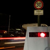 Ein mobiler Blitzer überwacht Verkehrsverstöße.