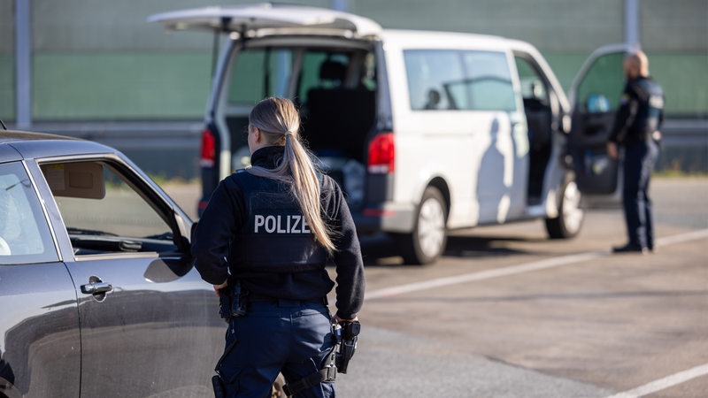 Polizisten überprüfen geblitzte Temposünder. 