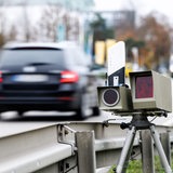 Ein mobiles Blitzgerät der Polizei steht am Straßenrand (Symbolbild)