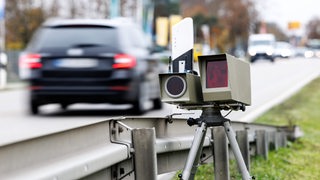 Ein mobiles Blitzgerät der Polizei steht am Straßenrand (Symbolbild)