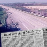 Zeitungsausschnitt "Bund verweigert Maklerprovision" vor einer Autobahn