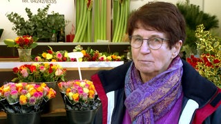 Helga Reinhardt vor ihrem Blumenverkaufswagen.