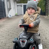 Der kleine Finn auf einem Bobbycar