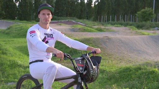 Zu sehen ist der BMX Fahrer Kristaps Veksa auf seinem BMX, während dem Training.