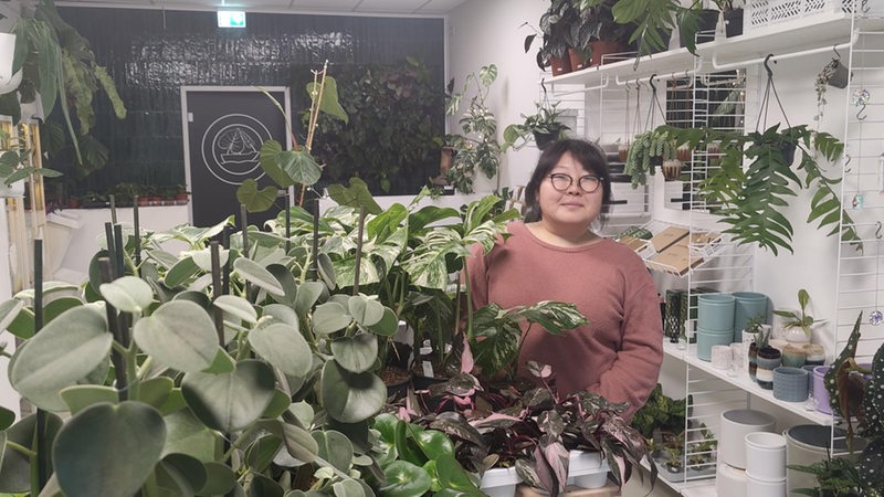 Bo Ram Lee steht in ihrem Pflanzenladen.
