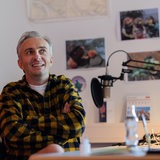 Jan Böhmermann, Moderator und Journalist, spricht während eines Interviews mit der dpa in seinem Büro in den Räumen von Studio Ehrenfeld.