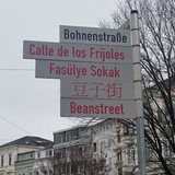 Fünf Straßenschilder der Bohnenstraße untereinander im Bremer Viertel