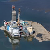 Blick auf das Ölfeld Mittelplate mit der gleichnamigen Bohr- und Förderinsel Mittelplate A der RWE und der Wintershall Holding GmbH in der Nordsee im Bundesland Schleswig-Holstein. 