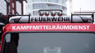 Schriftzug am Feuerwehr-Auto zeigt "Kampfmittelräumdienst"