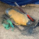 Eine entschärfte Weltkriegsbombe liegt auf dem Boden.