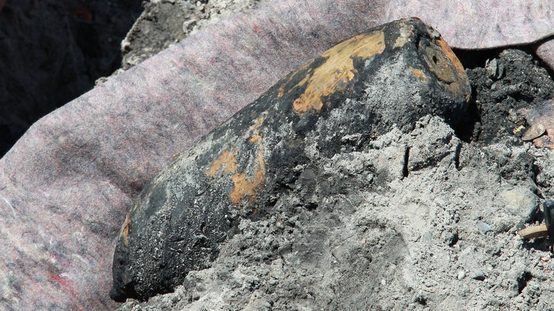 Blindgänger Bombe im Sand.