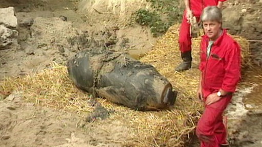 Harry Warrelmann neben einer entschärften Bombe.