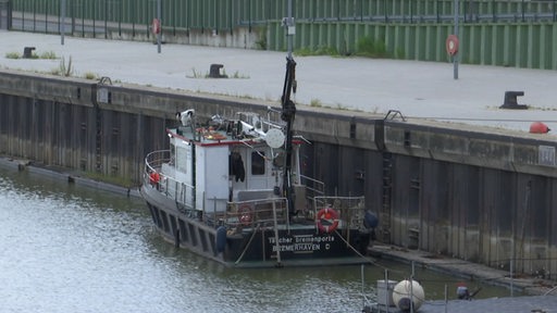 In der Kaiserschleuse in Bremerhaven ist ein Boot zu sehen.