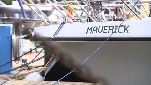 Der vordere Bereich eines Boots mit dem eingravierten Nameszug "Maverick".