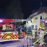 Die Feuerwehr löscht einen Brand im Bootshaus neben dem Weser-Stadion.