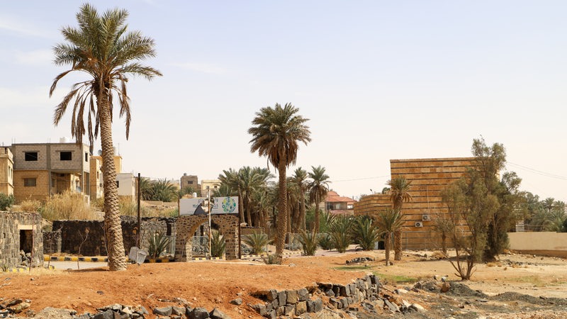 Gebäude mit Palmen in Al-Azraq