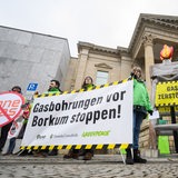 Mehrere Umweltschutzorganisationen demonstrieren vor dem niedersächsischen Landtag gegen die geplanten Gasbohrungen vor Borkum.