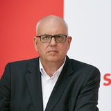 SPD-Politiker Andreas Bovenschulte guckt grimmig bei einer Pressekonferenz im Willy-Brandt-Haus