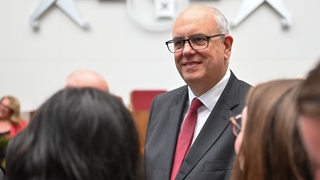 Andreas Bovenschulte (SPD), Bürgermeister und Präsident des Senats, lächelt nach seiner Wiederwahl in der Bürgerschaftssitzung im Abgeordnetenhaus.