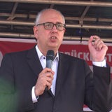 Bovenschulte hält bei der Demo am Stahlwerk eine Rede und gestikuliert mit seiner Hand