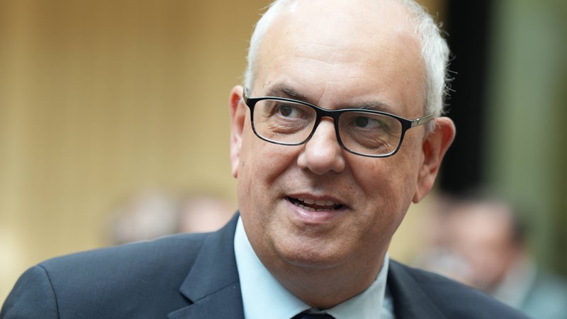 Andreas Bovenschulte schaut in die Kamera