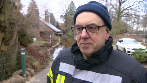 Der Bremer Bürgermeister Andreas Bovenschulte bei einem Interview in einen Wohngebiet.