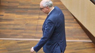 Bremens Bürgermeister Bovenschulte läuft zum Rednerpult im Bundesrat in Berlin.