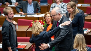 Andreas Bovenschulte gratuliert Antje Grotheer,  die am 29 Juni 2023 erneut zur Bürgerschaftspräsidentin gewählt wurde.