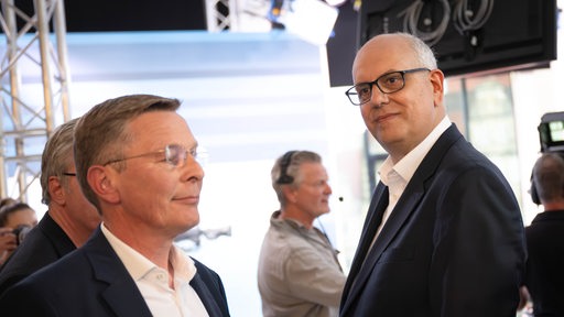 Andreas Bovenschulte (r), Spitzenkandidat der SPD in Bremen, und Frank Imhoff, Spitzenkandidat der CDU in Bremen treffen nach der Wahl an einem Fernsehstudio aufeinander.