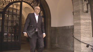 Bremens Bürgermeister Andreas Bovenschulte vor dem Rathauseingang.