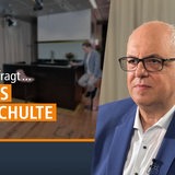 Collage: Vor rechts älterer Herr mit Brille, Hintergrund: Fernsehstudio. Aufschrift: Felix Krömer fragt... Andreas Bovenschulte