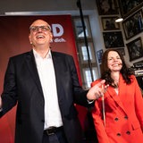 Andreas Bovenschulte, Spitzenkandidat der SPD in Bremen, und seine Partnerin Kerstin Krüger, nach dem Sieg bei der Bürgerschaftswahl