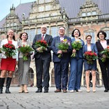 Die frisch gewählten Senatoren von Bremen lächeln in die Kamera. In der Mitte Bürgermeister Andreas Bovenschulte.