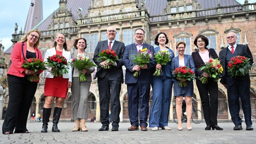 Die frisch gewählten Senatoren von Bremen lächeln in die Kamera. In der Mitte Bürgermeister Andreas Bovenschulte.