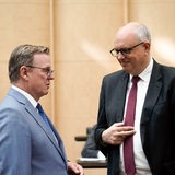 Bremens Bürgermeister Andreas Bovenschulte (SPD) im Gespraech mit Ministerpräsident Bodo Ramelow im Plenarsaal bei einer Sitzung im Bundesrat in Berlin. 