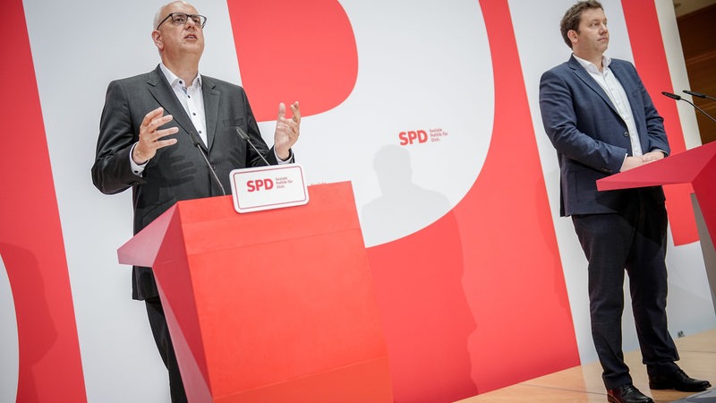 Andreas Bovenschulte (links), Bürgermeister von Bremen, und Lars Klingbeil, SPD-Bundesvorsitzender, äußern sich auf einer Pressekonferenz nach der Bremer Bürgerschaftswahl im Willy-Brandt-Haus in Berlin.