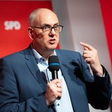 Bremens Bürgermeister Andreas Bovenschulte spricht bei einer Veranstaltung der Bremer SPD.