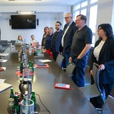 Die Verhandlungsführer der Bremer Grünen (l) und der Bremer SPD (r) stehen zu Beginn der Sondierungsgespräche zwischen beiden Parteien im Konferenzraum.
