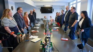 Die Verhandlungsführer der Bremer Grünen (l) und der Bremer SPD (r) stehen zu Beginn der Sondierungsgespräche zwischen beiden Parteien im Konferenzraum.