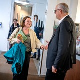 Andreas Bovenschulte begrüßt Kristina Vogt mit einem Handschütteln