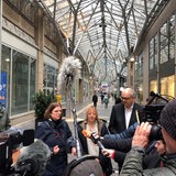 Kristina Vogt (Linke), Sabine Dziadek und Bürgermeister Andreas Bovenschulte (SPD) stehen vor Kameras und Mikrofonen