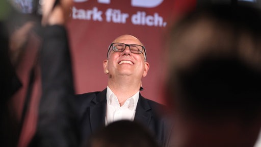 SPD-Spitzenkandidat Andreas Bovenschulte schließt lächelnd die Augen