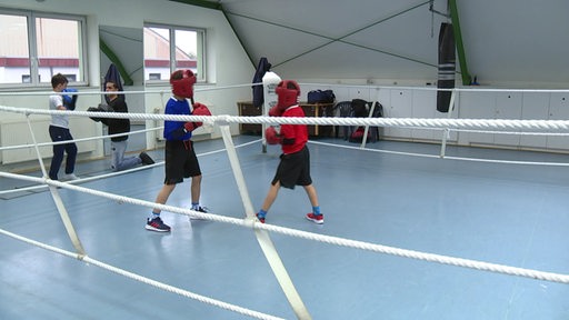 Die zwei Brüder Yahia und Younes trainieren im Boxring vom Polizei Sport Verein Bremen. 