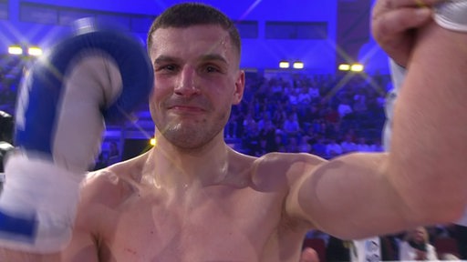 Der Profiboxer Artur Henrik nach einem Kampf in einer Arena.