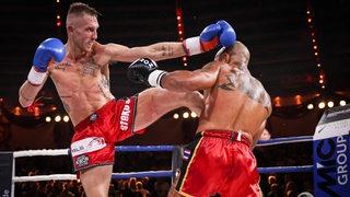 Kickboxer Pascal Schroth tritt seinen Gegner Thiago Teixeira.