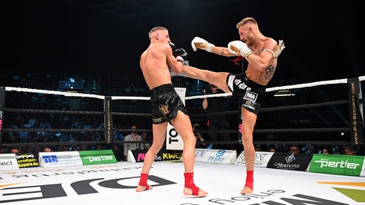 Kickboxer Pascal Schroth tritt seinem Gegner Karl Proderutti ins Gesicht.