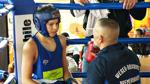 Der junge Boxer Alexandru Negel im Ring während eines Kampfes in Bremerhaven