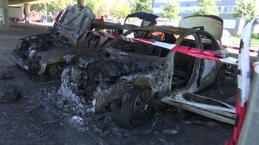 Autos, die ausgebrannt sind. Sie wurden mit Polizeiband abgesperrt.